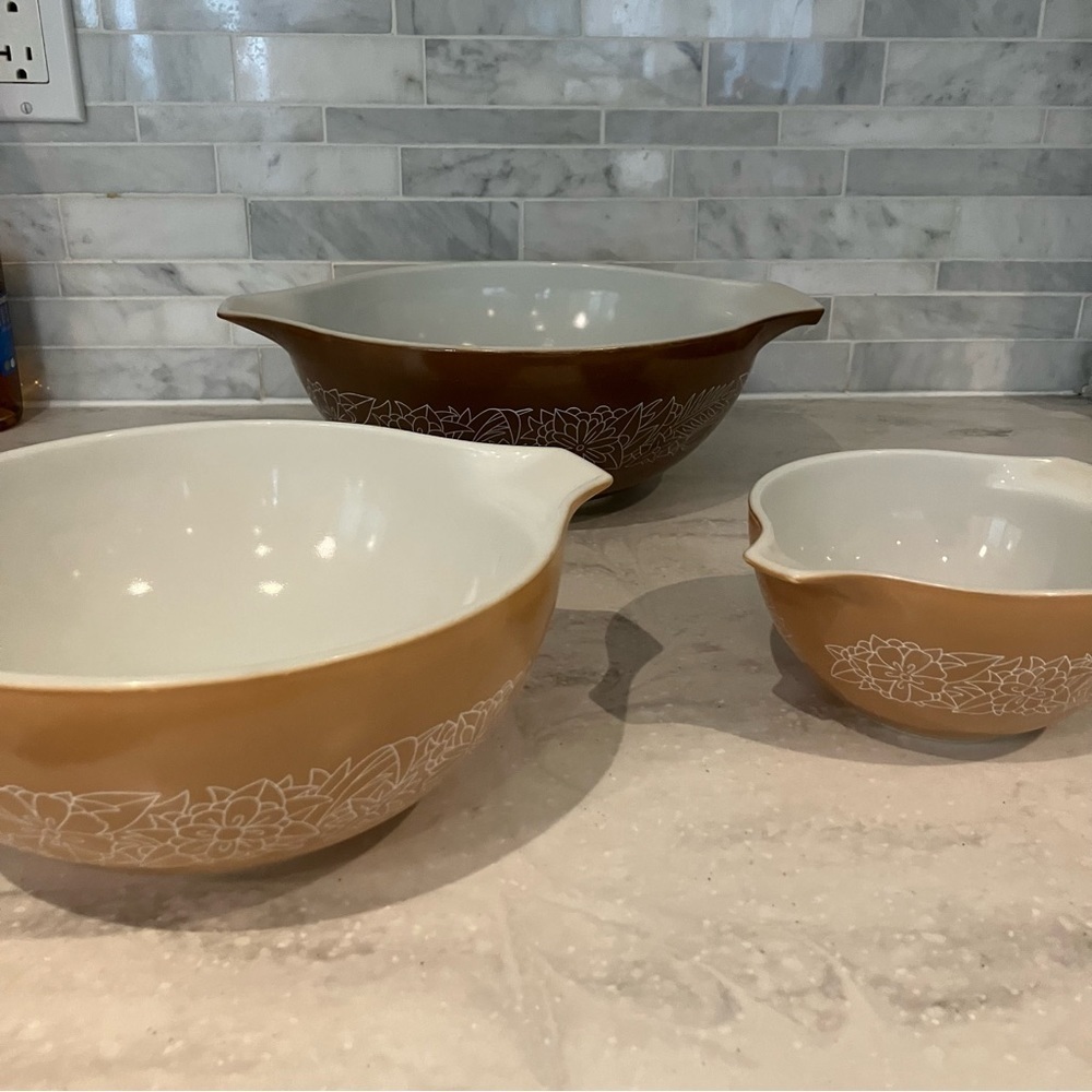 Pyrex brown / tan wooodland mixing bowl set with handles / spout. Vintage. EUC!
